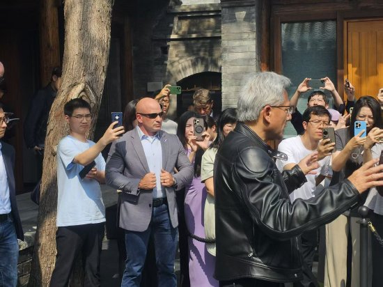 生讯网 黄仁勋唐装变“皮衣”与媒体交流
